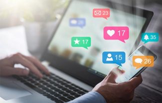 Laptop mostrando diferentes medios de comunicaciones